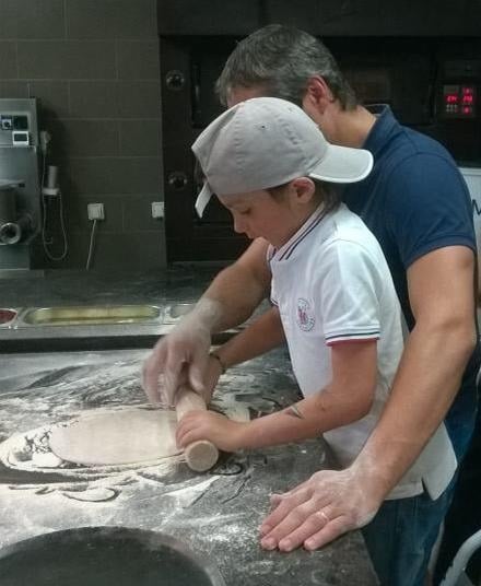 Préparation de la pâte à pizza au restaurant Marinelli