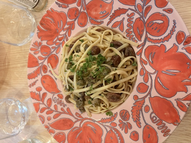 Pâtes aux olives, câpres et persil frais