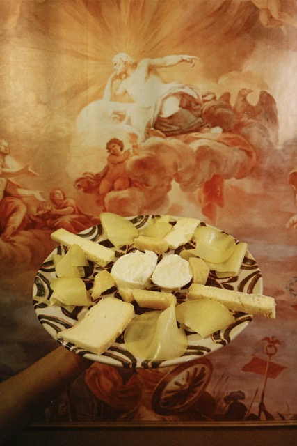 Plateau de fromages italiens devant la fresque