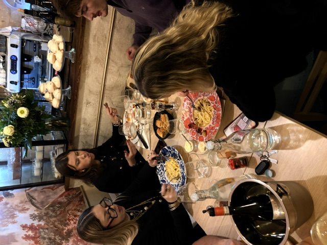 Tablée d'amis partageant des pâtes au Marinelli