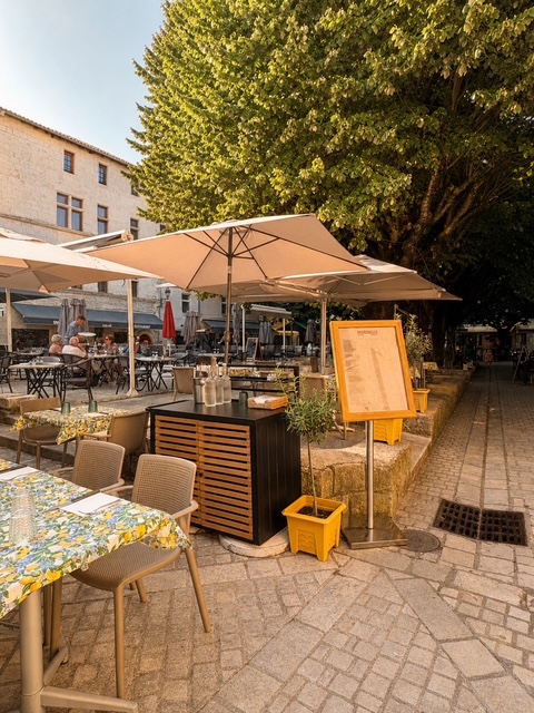 La terrasse du Marinelli sur la place, à l'ombre des arbres